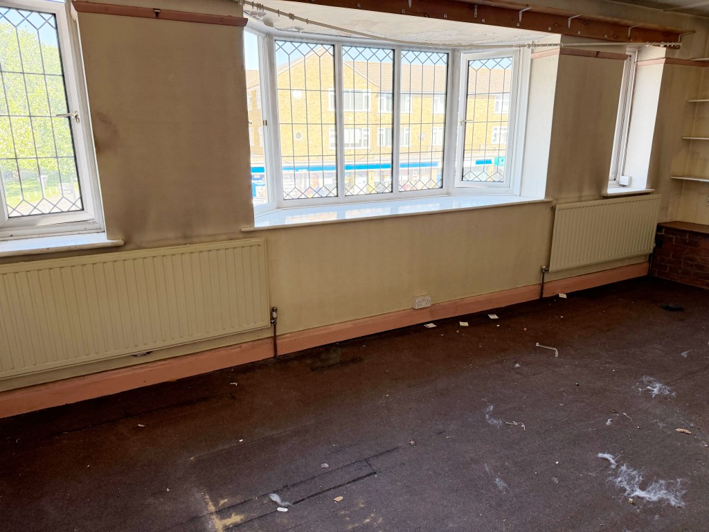 Lot: 133 - MAISONETTE IN NEED OF UPDATING WITH POTENTIAL TO SUB-DIVIDE - Living Room